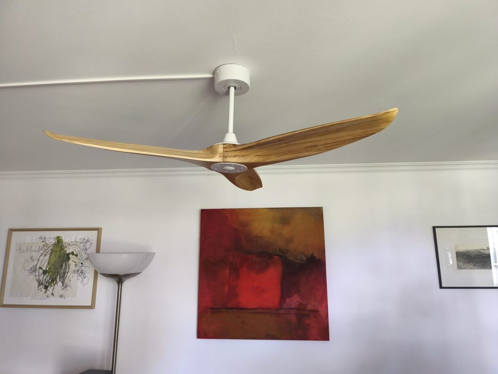 moulure discrète en plastique au plafond et au mur pour relier le ventilateur à une prise électrique existante