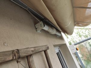 Installation domotique à Lyon d'une pergola connectée chez une PMR personne à mobilité réduite|système sur mesure pour une pergola|commande connectée pour ouvrir et fermer une pergola