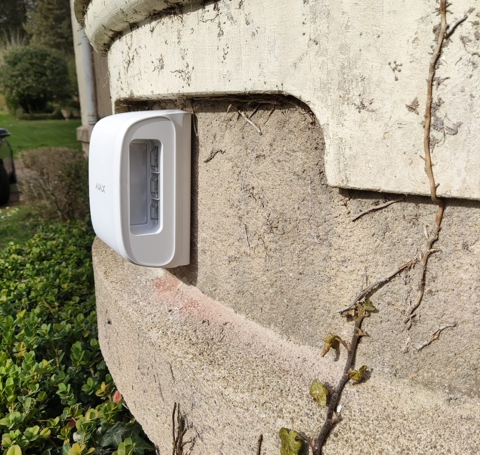 installation de barrieres infrarouge connectées près de Lyon pour protection de maison